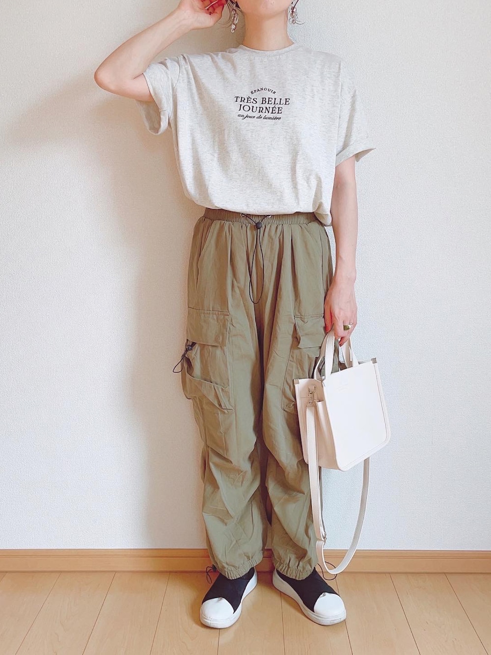 「アツいコーデ全部見せ、カーゴパンツ、パラシュートパンツ、カジュアルコーデ、ロゴT、オトナカジュアル」｜「DAY CLOSETのレディース メンズライクルーズカーゴパンツ（カーゴパンツ、グリーン系）」を使った、takamiさん（レディース・159cm）の夏コーディネートの1枚目の写真