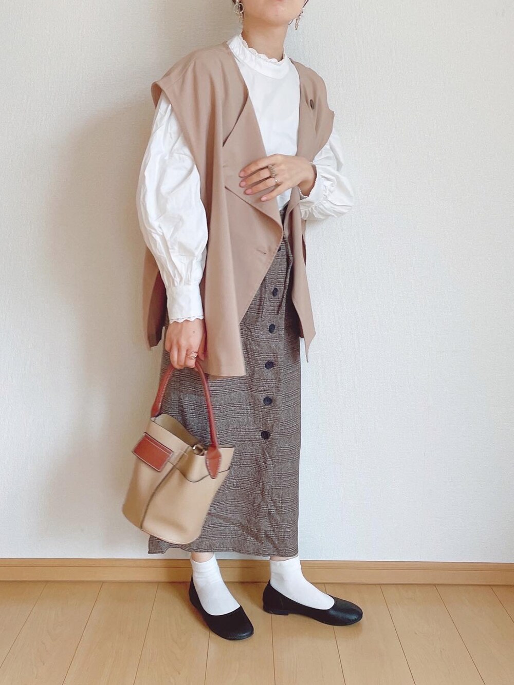 「秋ルック紹介するよ、秋服準備はじめました、ボリューム袖、ブラウス、ベスト、チェックスカート、秋のコーデ」｜「toucher du briseの【入学式やフォーマルにも】パフスリーブ長袖コットンブラウス（シャツ/ブラウス、ホワイト系）」を使った、takamiさん（レディース・159cm）の秋コーディネートの1枚目の写真