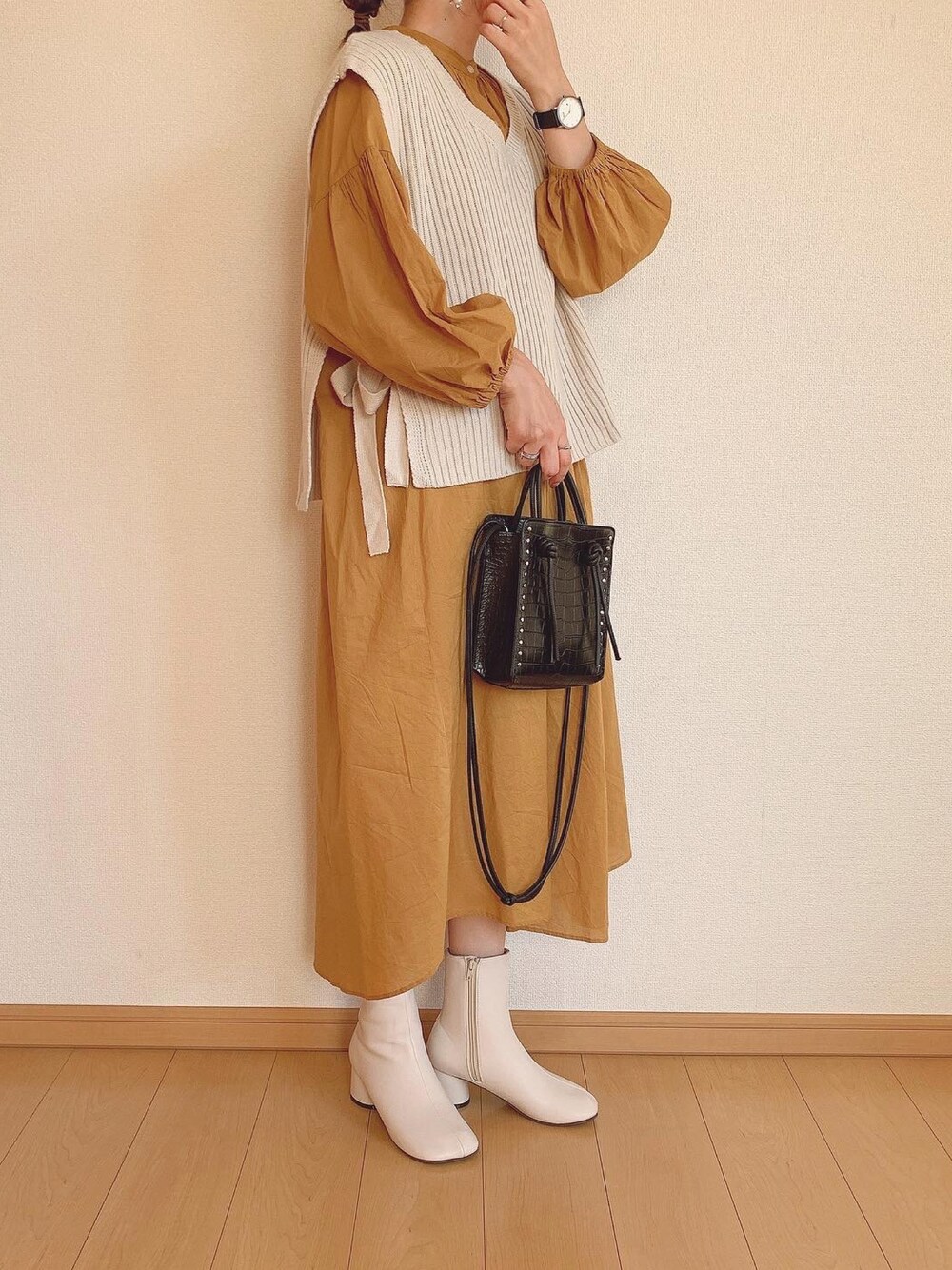 「秋のコーデ、シャツワンピ、大人カジュアル、ニットベスト、ショートブーツ、だから秋服が好き、ママコーデ、ロングワンピース」｜「NOFALLの変形スクエアトゥ円柱ヒールショートブーツ（ブーツ、ホワイト系）」を使った、takamiさん（レディース・159cm）の秋コーディネートの1枚目の写真