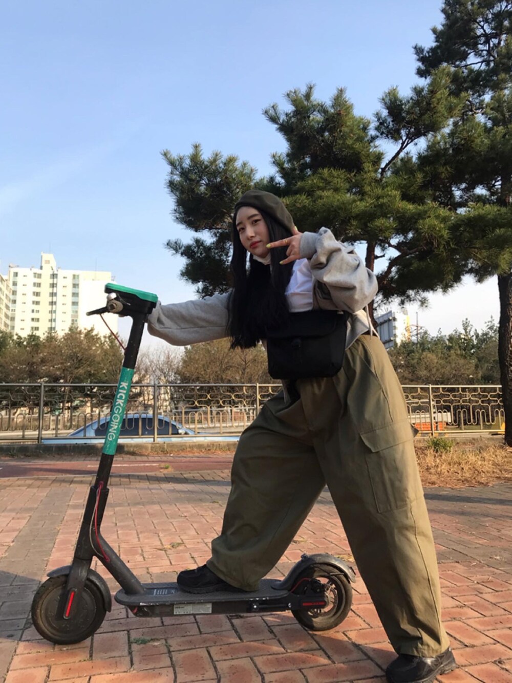 「秋のコーデ、はるコーデ、春、girl、vintage、HIPHOP、street、アメカジコーデ、アメカジ、90's、korea、韓国ファッション、自転車スタイル、かわいい、ヒップホップ」｜「VINTAGEのアイテム（カーゴパンツ、グリーン系）」を使った、ヘちゃんさん（レディース・157cm）の春コーディネートの1枚目の写真