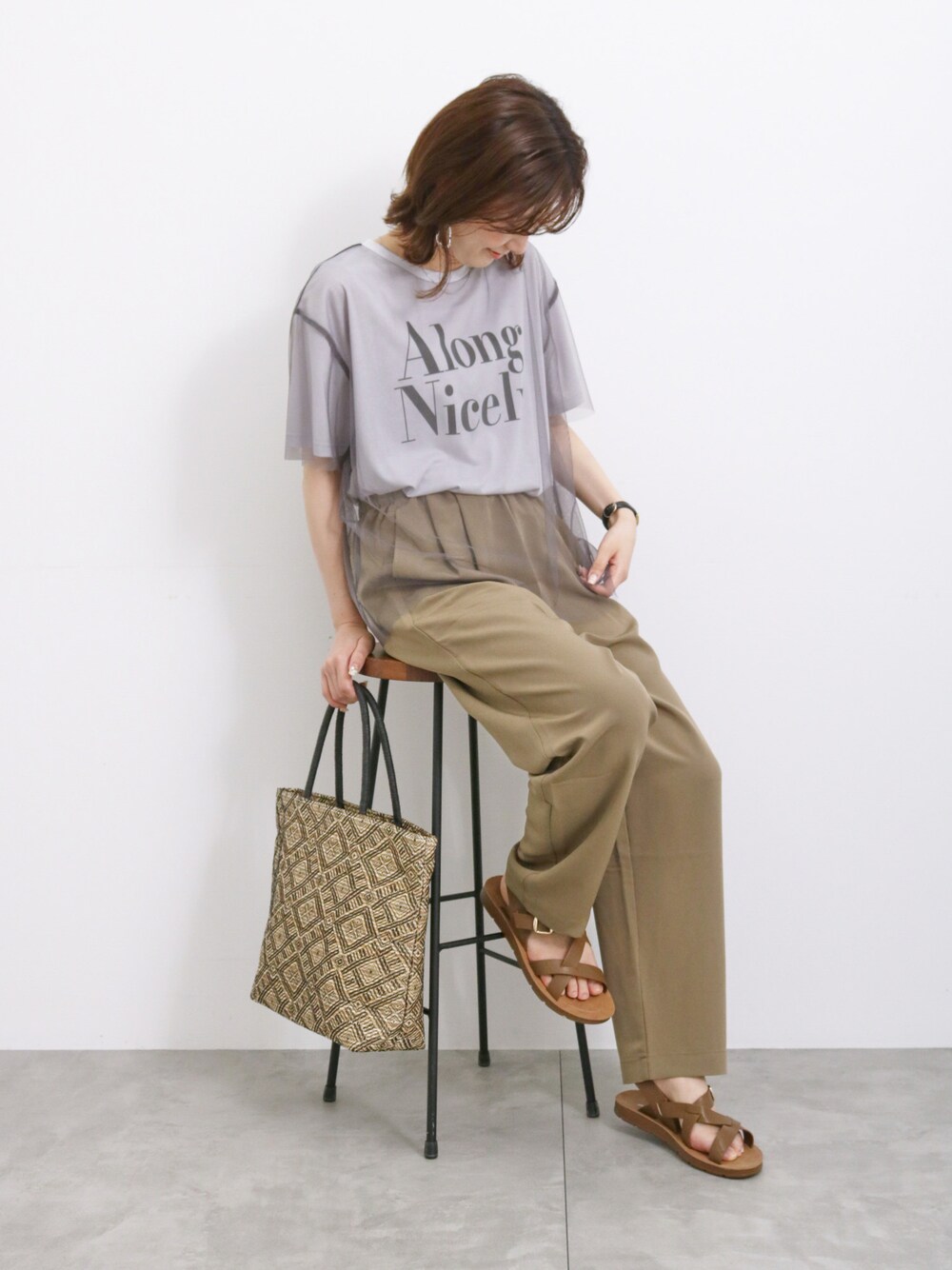 グレー系のTシャツ/カットソー、グリーン系のその他パンツ、ブラウン系のドレスシューズを着用したレディースの春コーディネートの1枚目の写真