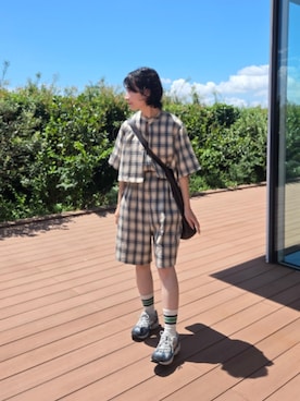 「NEW BALANCE（ニューバランス）のアイテム（スニーカー、グレー系）」を使った、みやもとなのこさん（レディース・153cm）の夏コーディネート