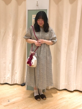 「小花柄ワンピース」｜「アイテム（サンダル）」を使った、ひ が しさん（レディース・153cm）の春コーディネート