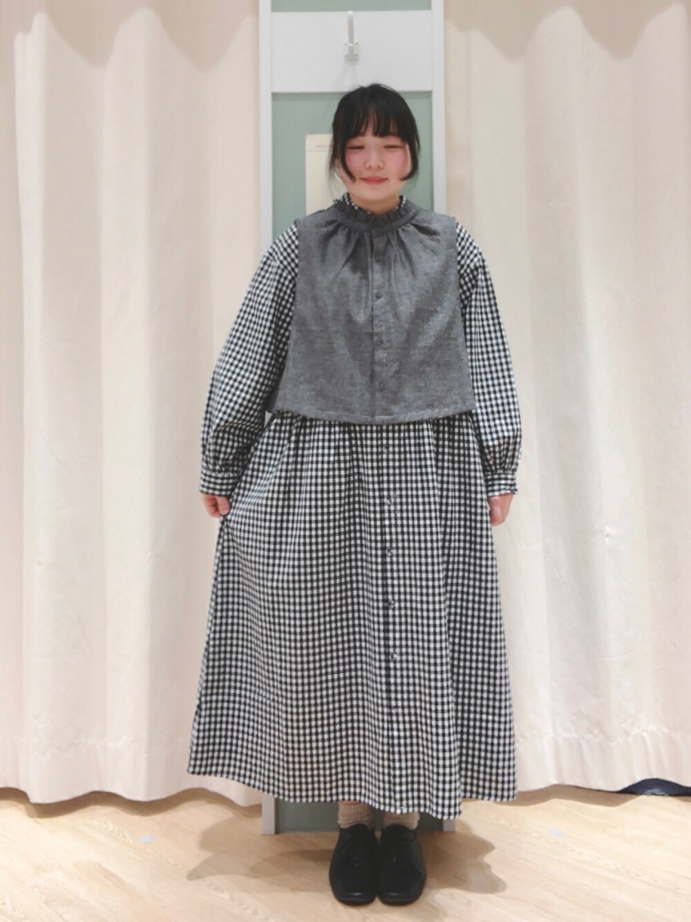 「春コーデ、春物、サマンサ モスモス(Samansa Mos2)、SM2、Samansa Mos2、ギンガムチェックワンピース、ギンガムチェック、襟付きワンピース、ベスト×ワンピース、襟フリル、ブラックコーデ、フリルベスト」｜「Samansa Mos2のチロリアンシューズ（ドレスシューズ、ブラック系）」を使った、ひ が しさん（レディース・153cm）の冬コーディネートの1枚目の写真