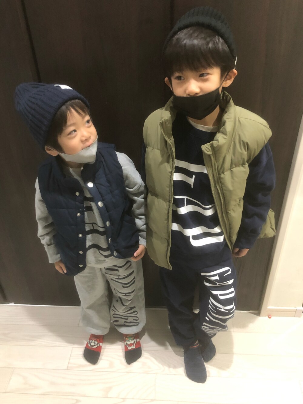 「ギャップ、ジーユー」｜「GAPのカーボナイズド フリース オーバーサイズ GAPビッグロゴ クルーネック (キッズ)（スウェット、ブルー系）」を使った、aito☆hayatoさん（キッズ・110cm）の冬コーディネートの1枚目の写真