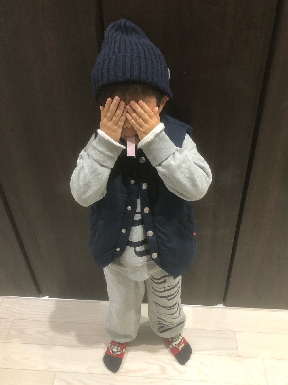 「キャップ、ベスト」｜「GAPのカーボナイズドフリース レインボー GAPロゴ ジョガーパンツ (キッズ)（スウェットパンツ、グレー系）」を使った、aito☆hayatoさん（キッズ・110cm）の冬コーディネートの1枚目の写真