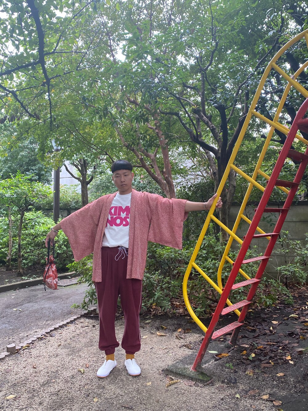 レッド系のその他パンツを着用したメンズの秋コーディネートの1枚目の写真