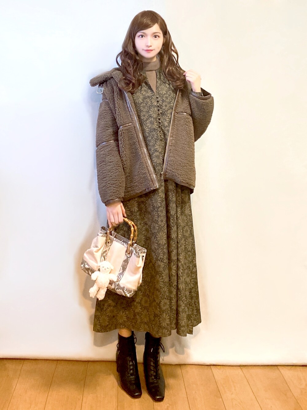 「冬コーデ、秋冬コーデ、休日スタイル、オトナ女子、ビッグシルエット、きれいめカジュアル、大人ガーリー、ITEMS URBANRESEARCH、URBAN RESEARCH、アーバンリサーチ、アイテムズアーバンリサーチ」｜「Aunt Marie'sのAUNT MARIE'S ムートンボアパイピングコート（ブルゾン、ブラウン系）」を使った、まお♡さん（レディース・163cm）の秋コーディネートの1枚目の写真