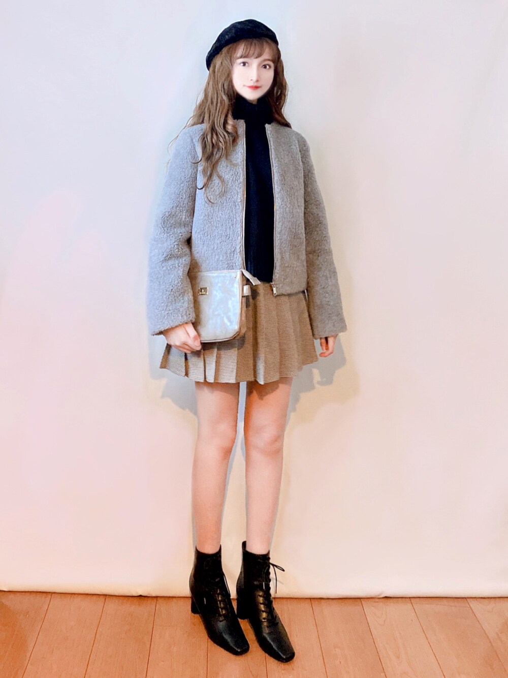 「bymunir、秋冬コーデ、オトナカジュアル、カジュアル、秋服、ゆるコーデ、ショートブーツ、キレイめ、ブラック、アウター」｜「by muni:rの[バイムニルXアイトーブ] ボアファーショートブルゾンジャケット（テーラードジャケット、グレー系）」を使った、まお♡さん（レディース・163cm）の秋コーディネートの1枚目の写真