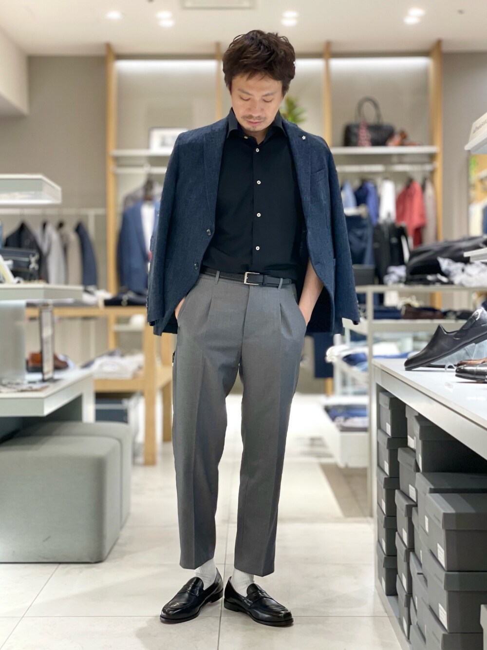 ブルー系のテーラードジャケット、ブラック系のシャツ/ブラウス、グレー系のその他パンツを着用したメンズの夏コーディネートの1枚目の写真
