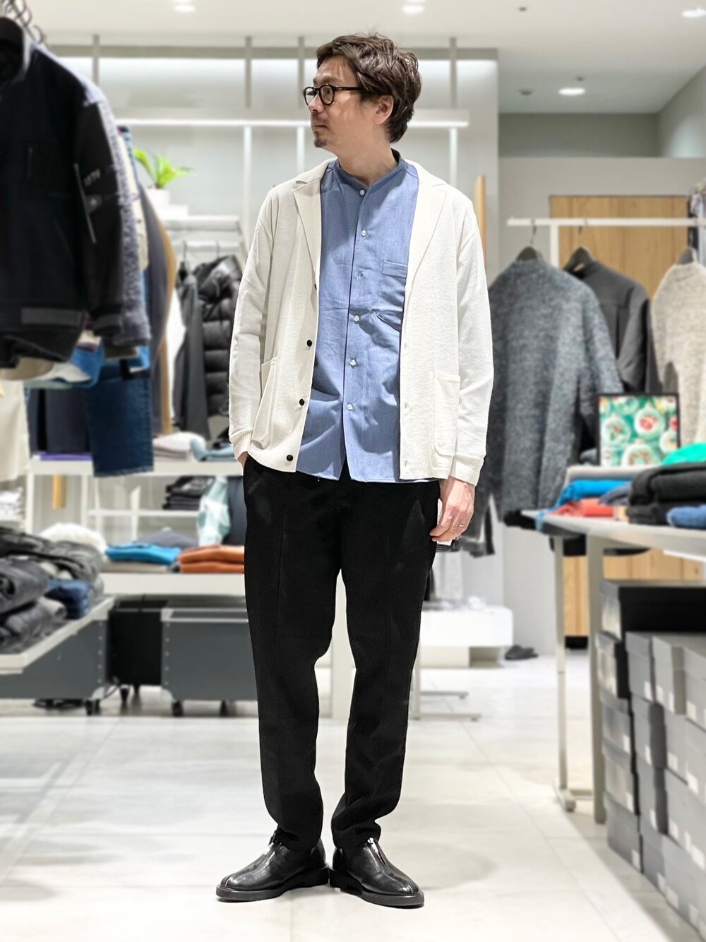 ホワイト系のカーディガン/ボレロ、ブルー系のシャツ/ブラウスを着用したメンズの冬コーディネートの1枚目の写真
