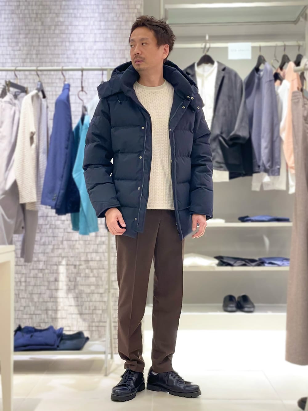 メンズにおすすめのネイビーショート丈ダウンとスラックスを合わせた180cmの冬コーデ