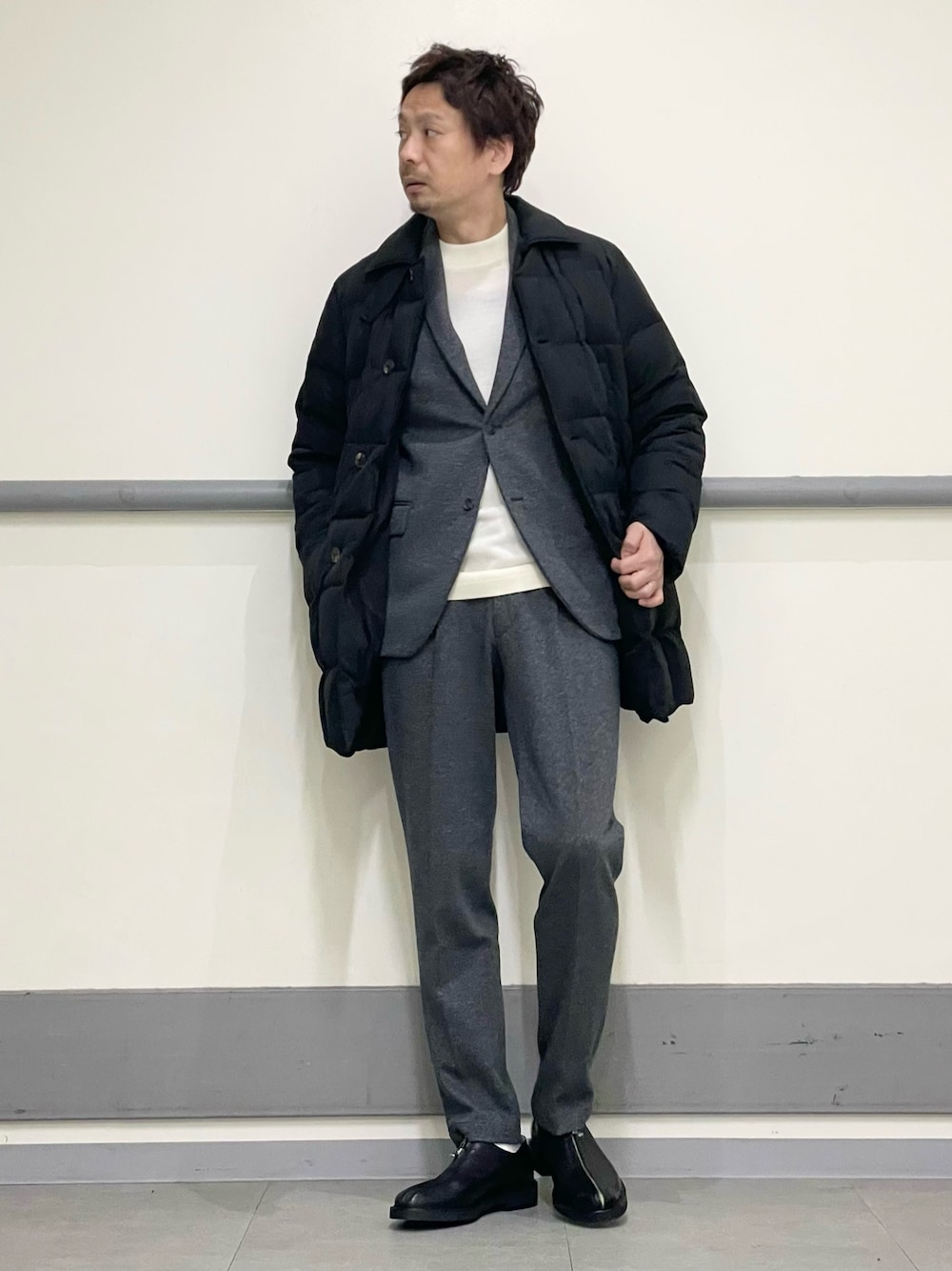 ブラック系のブルゾン、グレー系のセットアップ、グレー系のその他パンツを着用したメンズの秋コーディネートの1枚目の写真