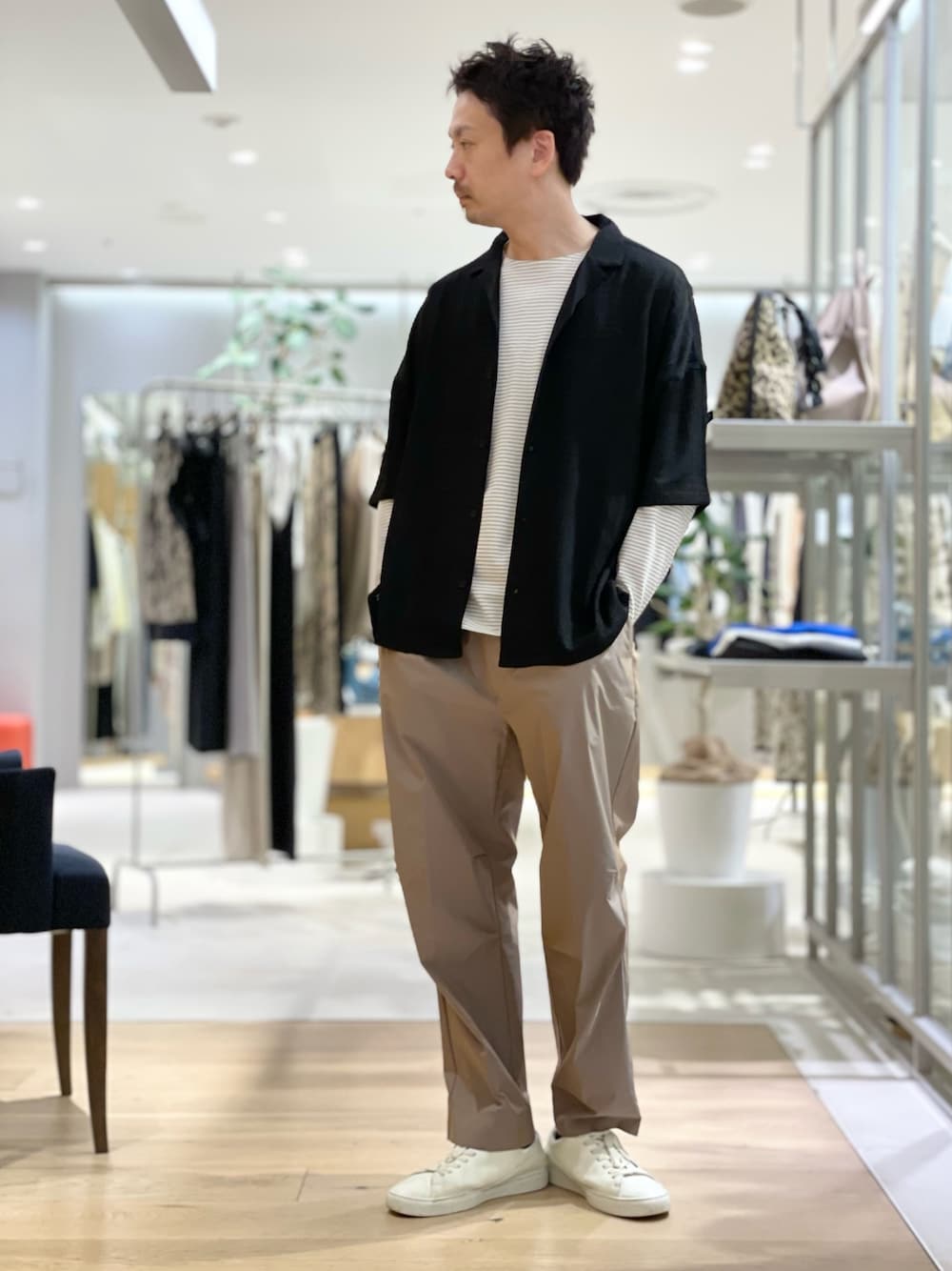 ベージュ系のその他パンツ、その他のTシャツ/カットソー、ブラック系のシャツ/ブラウスを着用したメンズの夏コーディネートの1枚目の写真