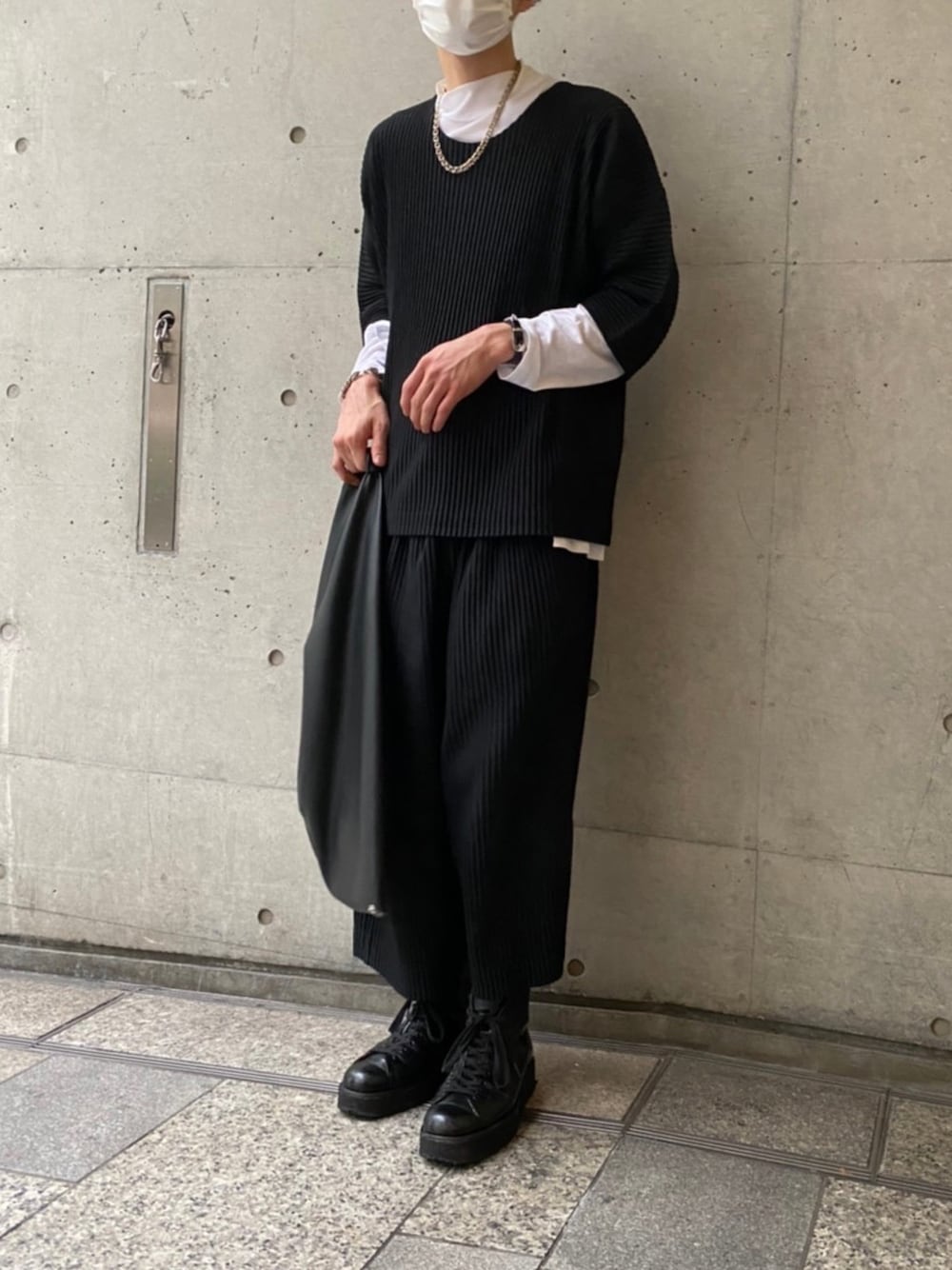 「HOMME PLISSÉ ISSEY MIYAKE、yohjiyamamoto、MM6、秋のコーデ、休日スタイル、ゆるコーデ、レイヤードスタイル、ootd、モード、ブラックコーデ」｜「HOMME PLISSE ISSEY MIYAKEのアイテム（Tシャツ/カットソー、ブラック系）」を使った、こばさん（メンズ・168cm）の秋コーディネートの1枚目の写真