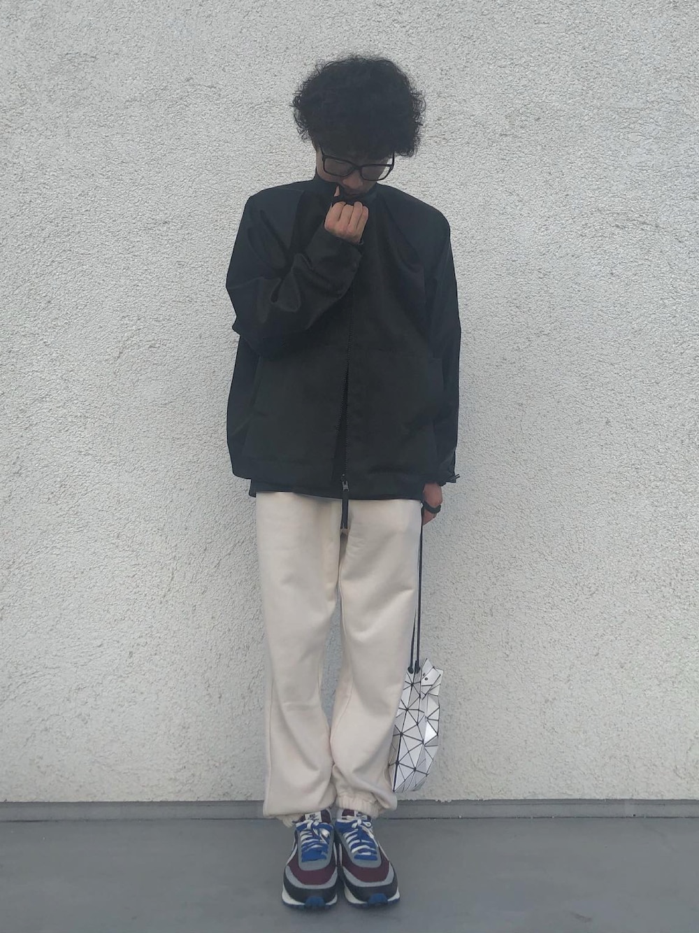 「スウェットパンツ、UNIQLO、秋のコーデ、ootd、低身長、ラフコーデ、baobao、おしゃれさんと繋がりたい、1325 issey miyake、nikesacai」｜「132 5.isseymiyakeのアイテム（ブルゾン、グリーン系）」を使った、こばさん（メンズ・168cm）の秋コーディネートの1枚目の写真