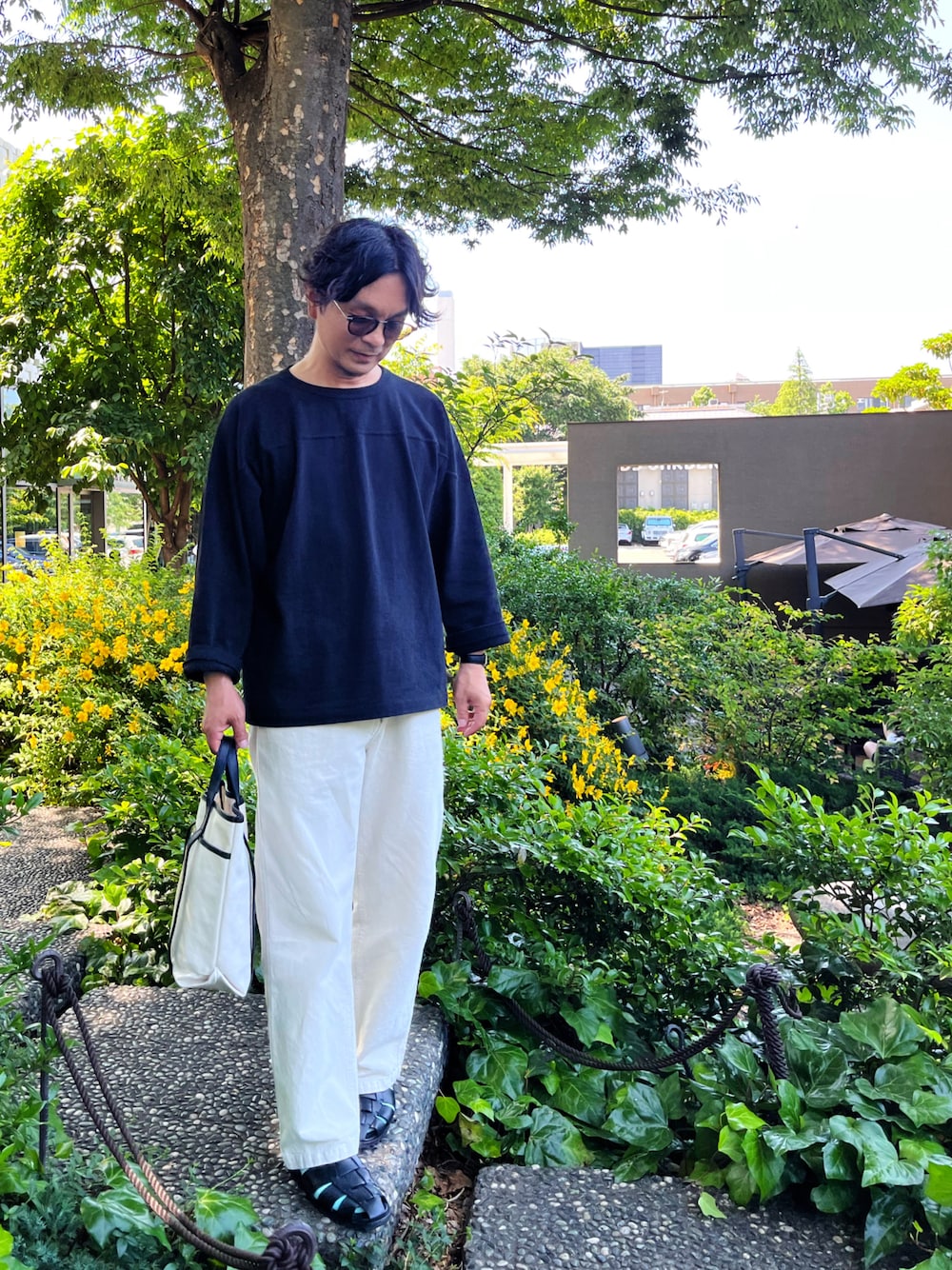 「シンプルコーデ、休日コーデ、大人カジュアル、Tシャツ、リラックススタイル、グルカサンダル、トートバッグ、黒Tシャツ、白パンツ、サングラス、ビッグシルエット、サンダル、モノトーンコーデ、フットボールTシャツ、カルティエ」｜「ParabootのParaboot/パラブーツ PACIFIC/パシフィック ウーブンサンダル（サンダル、ブラック系）」を使った、TAさん（メンズ・174cm）の夏コーディネートの1枚目の写真