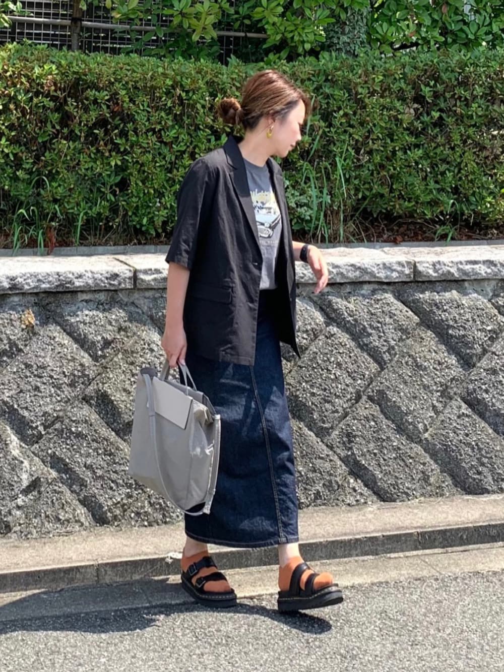 「大人カジュアル、夏だ！Tシャツ着よう！、リネン、ジャケットスタイル、テーラードジャケット、ロックT、プリントT、デニムスカート、ロングスカート、カラーソックス、Dr.Martens、厚底サンダル」｜「SHIPSの*ロックプリントTEE◆（Tシャツ/カットソー、グレー系）」を使った、kaco…＊さん（レディース・160cm）の夏コーディネートの1枚目の写真