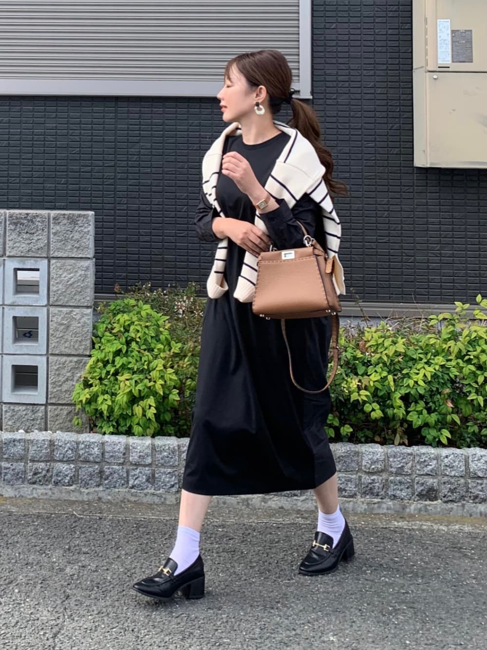 「参観日コーデ、きれいめカジュアル、説明会、保護者会、ワンピース、ブラックコーデ、ボーダートップス、肩がけ、ニット、ローファー、パンプス、白い靴下、ハンドバッグ、ワントーンコーデ、授業参観日コーデ」｜「MOUSSYのMID HEEL ローファー（ローファー、ブラック系）」を使った、kaco…＊さん（レディース・160cm）の秋コーディネートの1枚目の写真