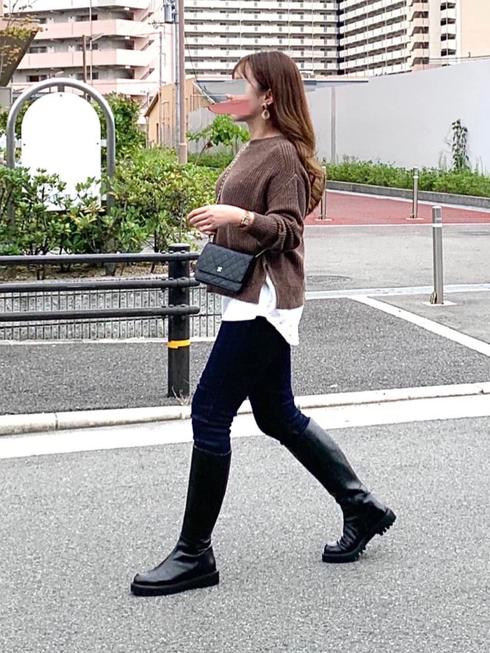 「ニット、レイヤードスタイル、ロングブーツ、大人カジュアル、ブラウン、ブーツイン、チェーンバッグ、スキニーデニム、秋コーデ、トラックソール、ブーツ」｜「CORSO ROMA，9の＜CORSO ROMA 9＞レザーロング ブーツ（ブーツ、ブラック系）」を使った、kaco…＊さん（レディース・160cm）の秋コーディネートの1枚目の写真