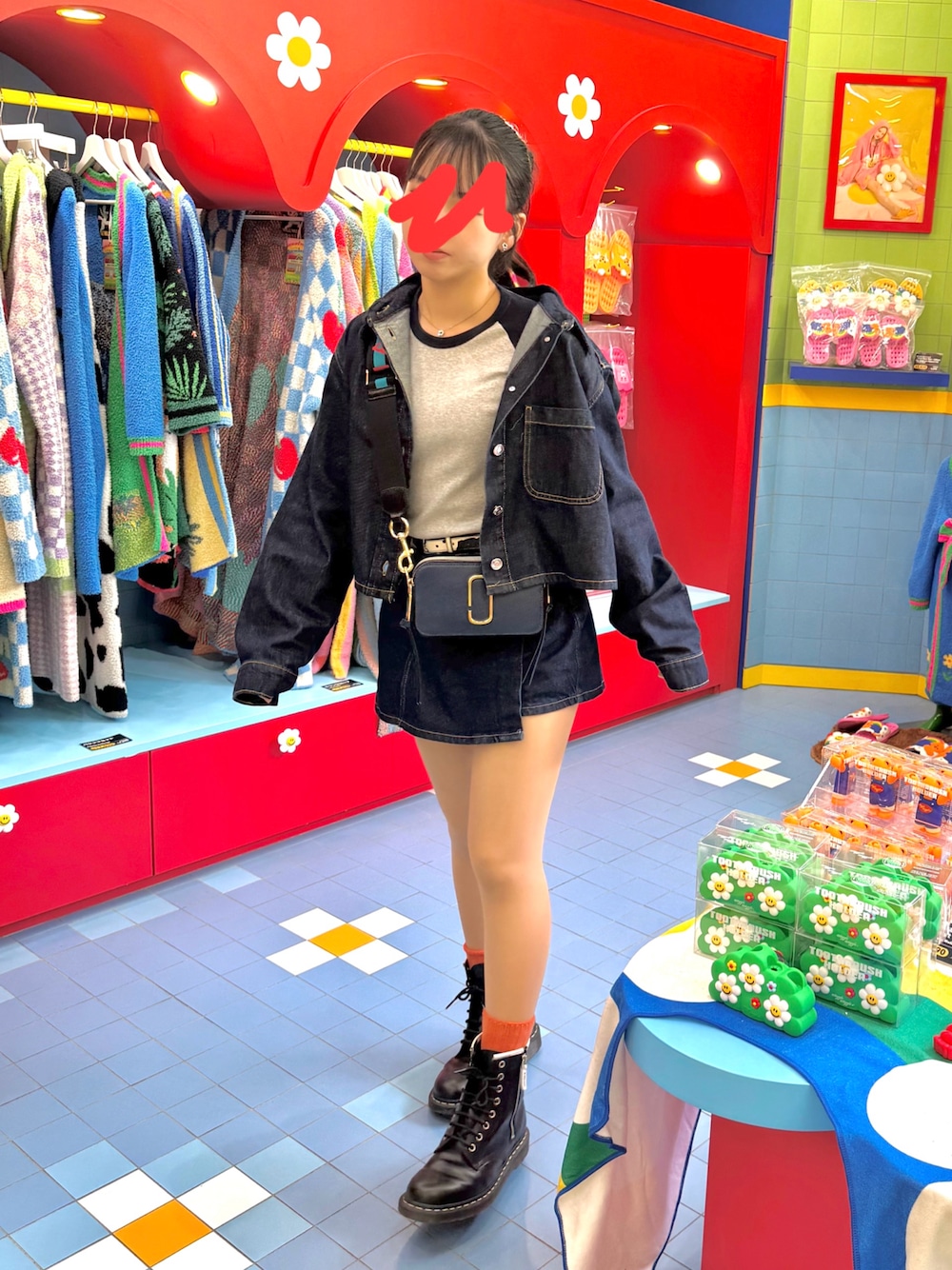 「カジュアルコーデ、お出かけコーデ、セットアップ、デニムオンデニム、デニムスカート、ミニスカート、デニムジャケット、ラグランTシャツ、ショートブーツ、ドクターマーチン、カラーソックス、ショルダーバッグ、アメカジ」｜「ZARAのアイテム（デニムスカート、ブルー系）」を使った、kaco…＊さん（レディース・152cm）の春コーディネートの1枚目の写真