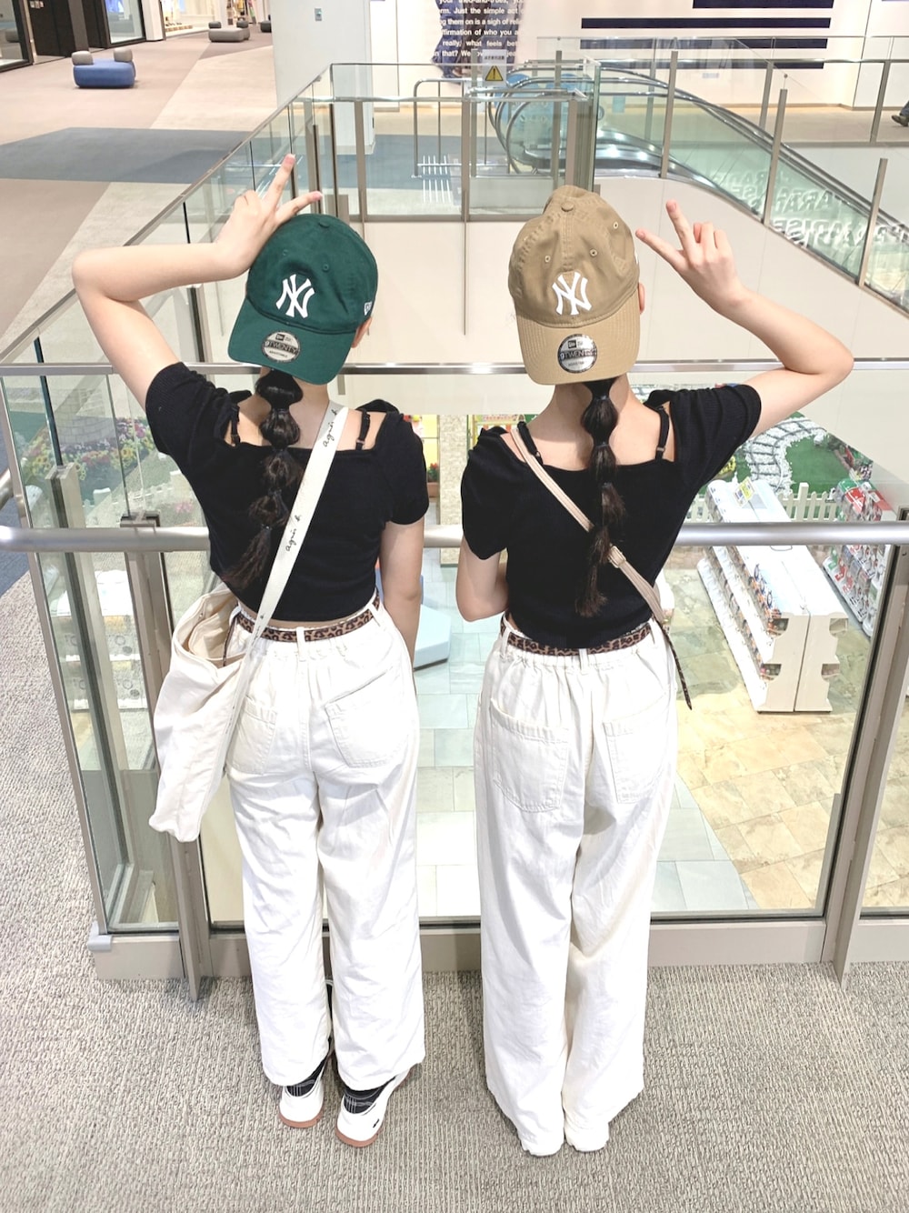 「カジュアルコーデ、モノトーンコーデ、休日スタイル、白パンツ、デニム、ショルダーバッグ、キャップ、厚底シューズ、スニーカー、ストリート」｜「NEW ERAのニューエラ キャップ 9TWENTYローキャップ MLB（キャップ、グリーン系）」を使った、kaco…＊さん（キッズ・150cm）の秋コーディネートの1枚目の写真