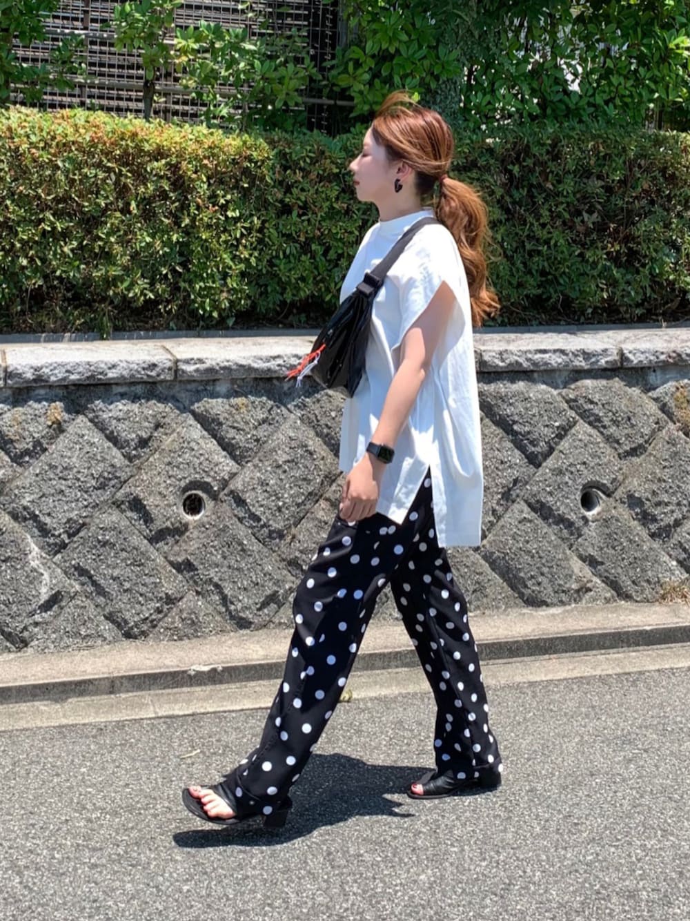 「オトナカジュアル、モノトーンコーデ、モノトーン、白Tシャツ、ドット柄、ドットパンツ、ウエストポーチ、トングサンダル」｜「ADAM ET ROPE'のフォルムオーバーＴシャツ（Tシャツ/カットソー、ホワイト系）」を使った、kaco…＊さん（レディース・160cm）の夏コーディネートの1枚目の写真