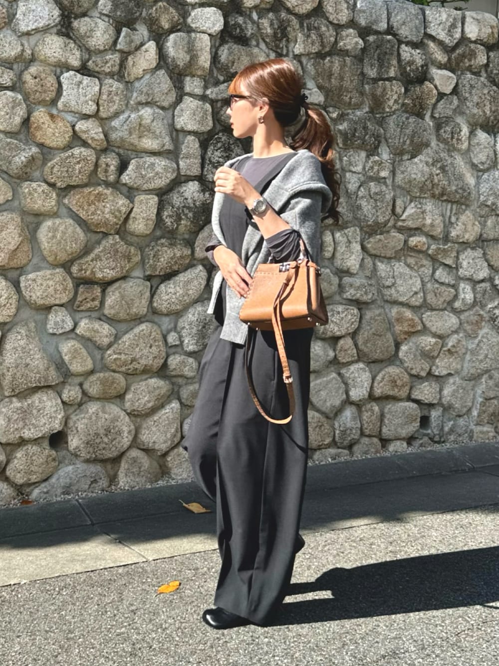 「秋コーデ、ワントーンコーデ、モノトーンコーデ、サロペット、つなぎ、カーディガン、肩がけ、シアートップス、レザー、ハンドバッグ、ブーツ、ショートブーツ、メガネ女子、きれいめカジュアル」｜「IENAのドライトロピカル サロペット（サロペット/オーバーオール、ブラック系）」を使った、kaco…＊さん（レディース・160cm）の秋コーディネートの1枚目の写真