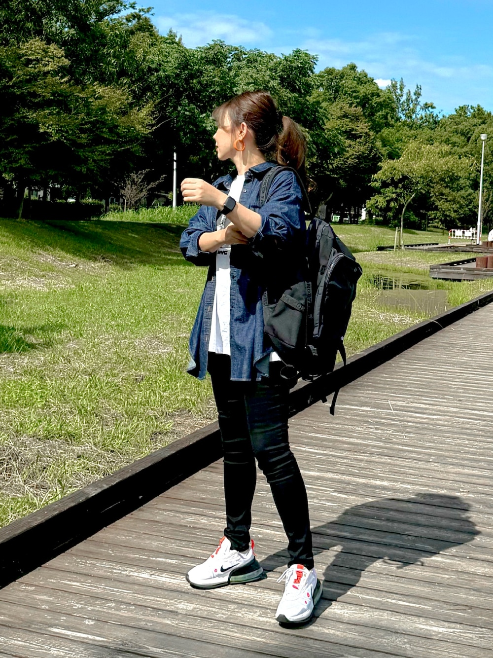 「秋っぽコーデ更新中、秋コーデ、休日スタイル、シンプルコーデ、アウトドアスタイル、シンプル、シャツスタイル、モノトーンコーデ、デニムシャツ、黒スキニー、フォトT、スニーカー、リュック、体育祭、運動会」｜「JOURNAL STANDARDの《追加》ライトオンスデニムシャツ（シャツ/ブラウス、ブルー系）」を使った、kaco…＊さん（レディース・160cm）の秋コーディネートの1枚目の写真
