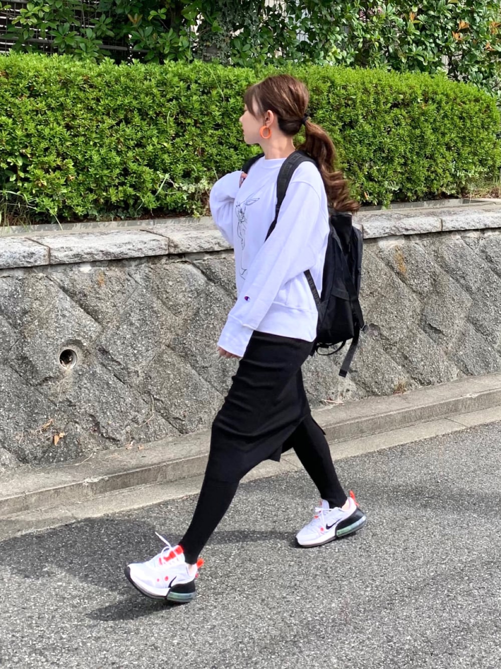 「秋服まるっと大公開、秋コーデ、モノトーンコーデ、モノトーン、スポーツミックス、アウトドアスタイル、スウェット、リブスカート、リブレギンス、レイヤードスタイル、リュック、スニーカー」｜「Championのアイテム（スウェット、ホワイト系）」を使った、kaco…＊さん（レディース・160cm）の秋コーディネートの1枚目の写真