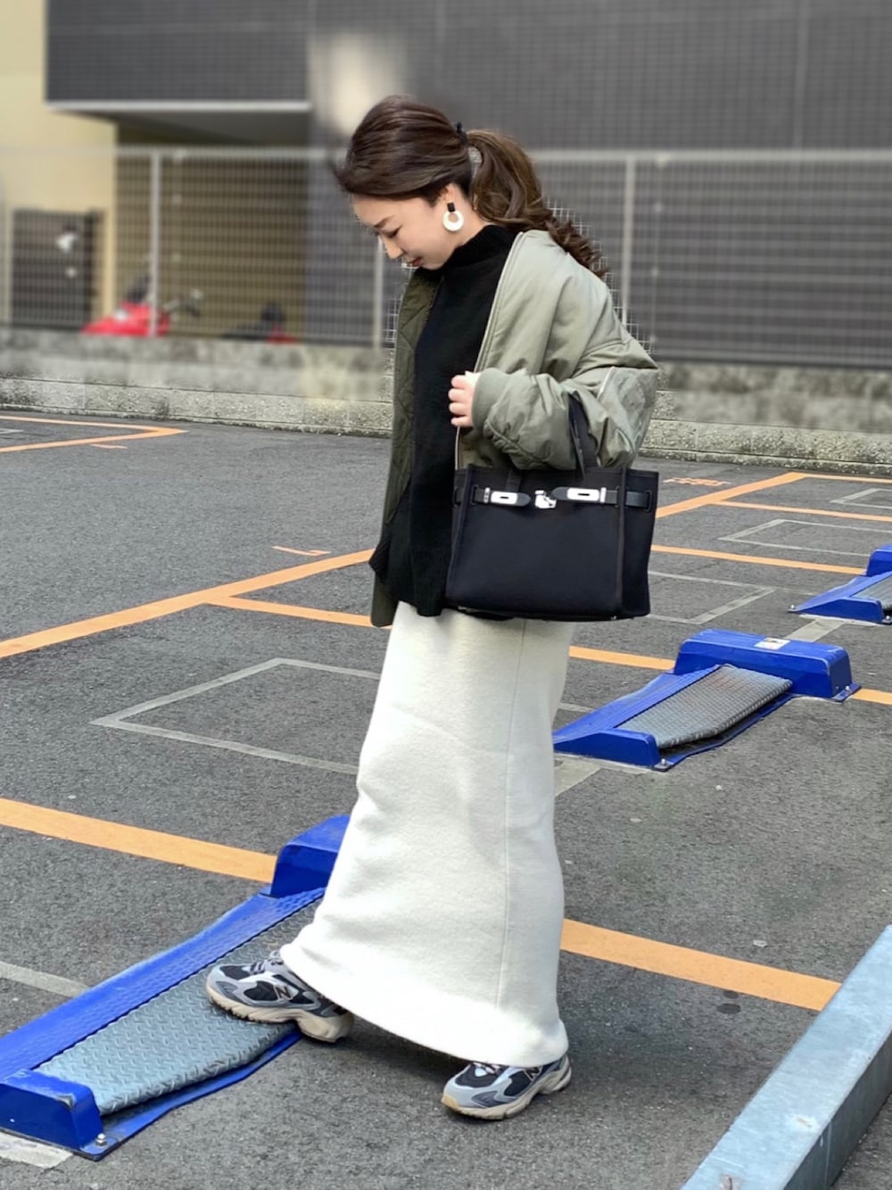 「スニーカーコーデ、楽チンコーデ、カジュアル、MA-1、ミリタリー、ニット、ニットスカート、ニューバランス725、ハンドバッグ」｜「coca（coca）の＼新色登場／ヤク風フワフワボトルネックプルオーバーニット（ニット/セーター、ブラック系）」を使った、kaco…＊さん（レディース・160cm）の冬コーディネートの1枚目の写真