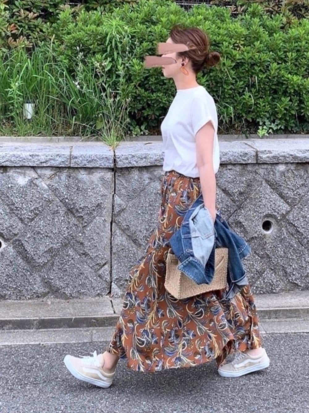 「白Tシャツ、花柄スカート、ボタニカル柄、ロングスカート、マキシスカート、マーメイドスカート、トートバッグ、かごバッグ、オールドスクール、VANS」｜「URBAN RESEARCHのペルビアンコットンTシャツ（Tシャツ/カットソー、ホワイト系）」を使った、kaco…＊さん（レディース・160cm）の春コーディネートの1枚目の写真