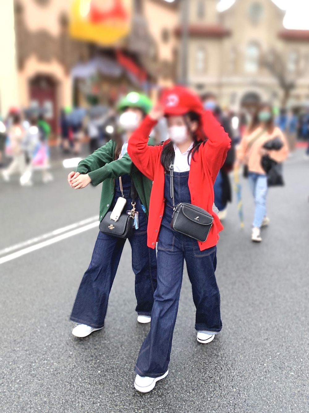 「USJ、USJコーデ、ニンテンドーワールド、マリオ、おそろいコーデ、リンクコーデ、サロペット、オーバーサイズ、カーディガン、白スニーカー、厚底シューズ」｜「GUのアイテム（カーディガン/ボレロ、レッド系）」を使った、kaco…＊さん（キッズ・150cm）の春コーディネートの1枚目の写真