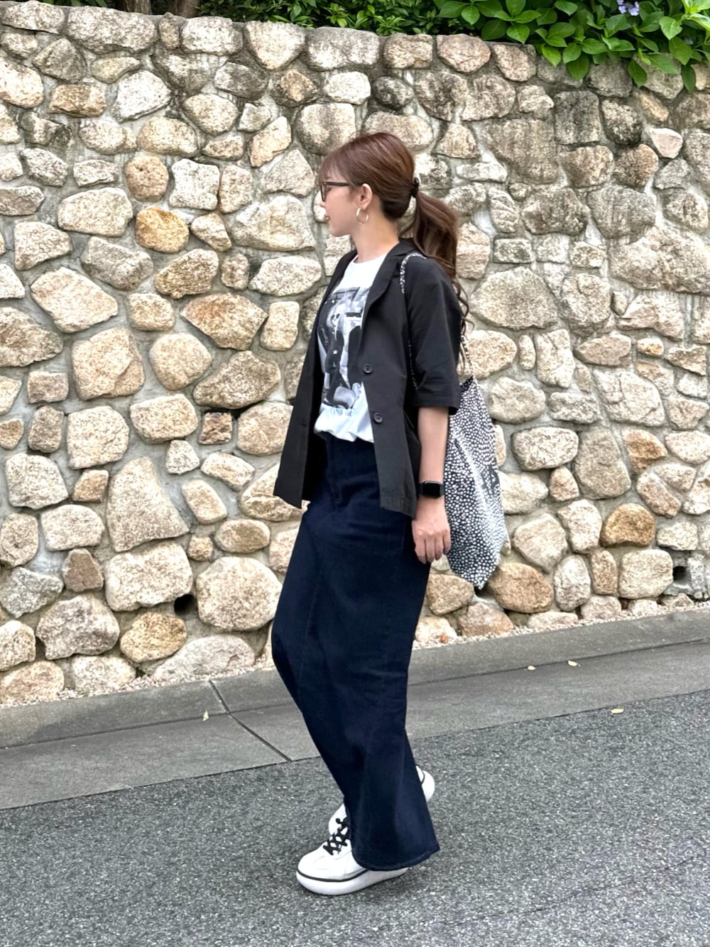 「シンプルコーデ、秋コーデ、お出かけコーデ、キレイめカジュアル、モノトーン、モノトーンコーデ、メガネ女子、ジャケット、ジャケットスタイル、テーラードジャケット、フォトT、Tシャツ×デニム、デニムスカート、ロングスカート、厚底シューズ」｜「JOURNAL STANDARD relumeのフランダースリネン混ハーフスリーブジャケット（テーラードジャケット、ブラック系）」を使った、kaco…＊さん（レディース・160cm）の秋コーディネートの1枚目の写真