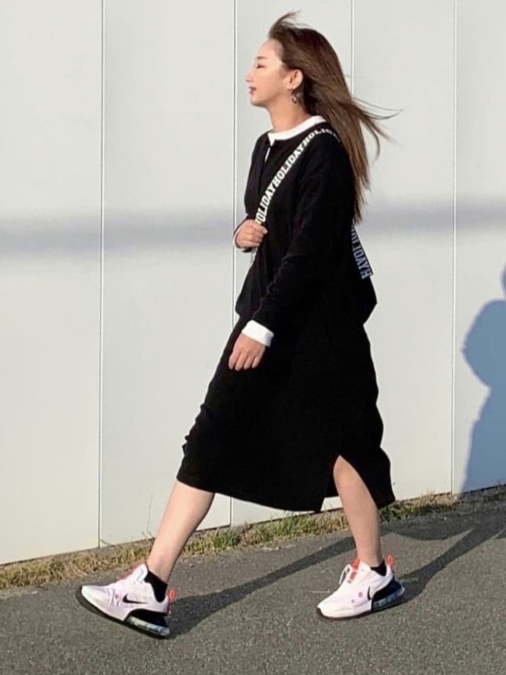 ホワイト系のTシャツ/カットソー、ブラック系のワンピース、ブラック系のショルダーバッグを着用したレディースの春コーディネートの1枚目の写真