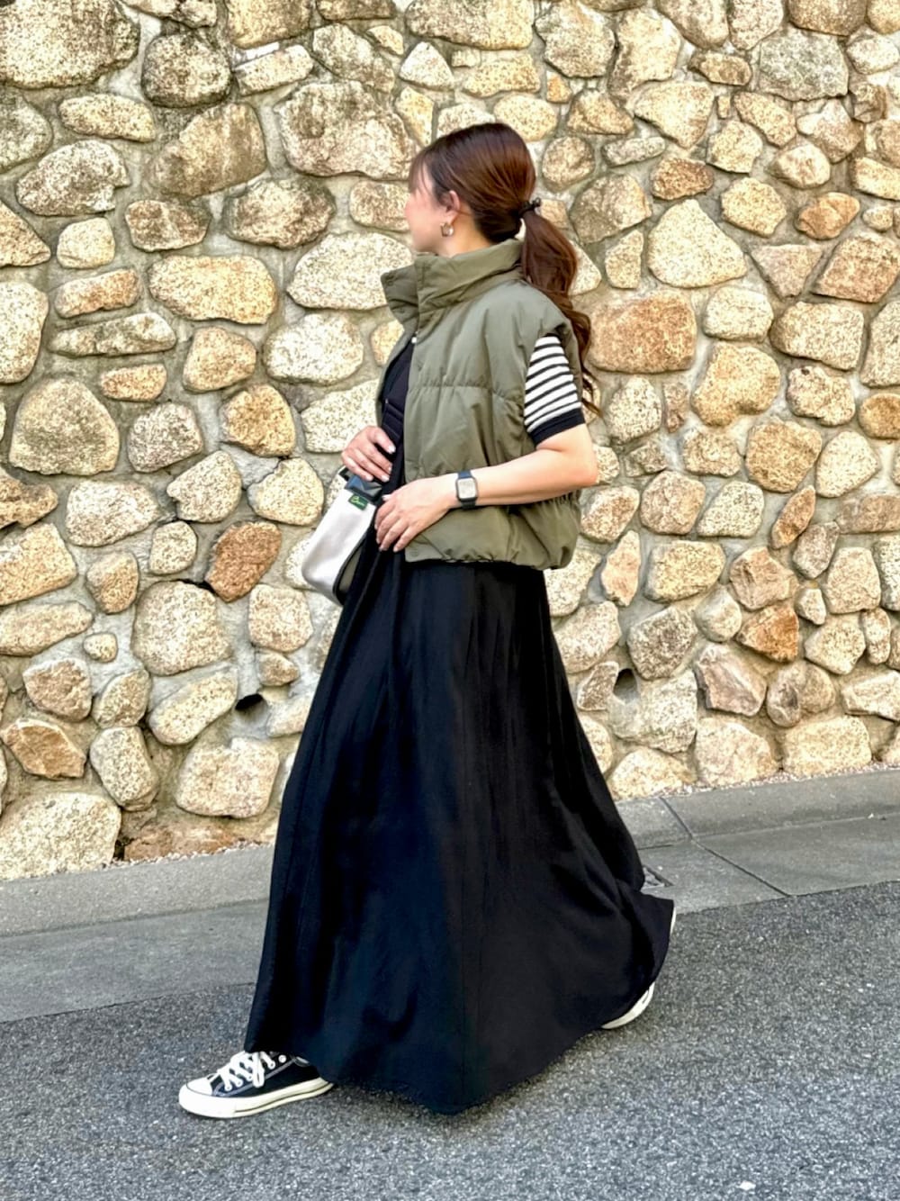 「秋服準備はじめました、秋コーデ、おでかけコーデ、ベスト、ダウンベスト、ワンピース、スニーカー、ロングワンピース、ボーダー、ボーダートップス、コンバース、ショルダーバッグ、ブラックコーデ」｜「UNIQLOのアイテム（ダウンベスト、グリーン系）」を使った、kaco…＊さん（レディース・160cm）の秋コーディネートの1枚目の写真