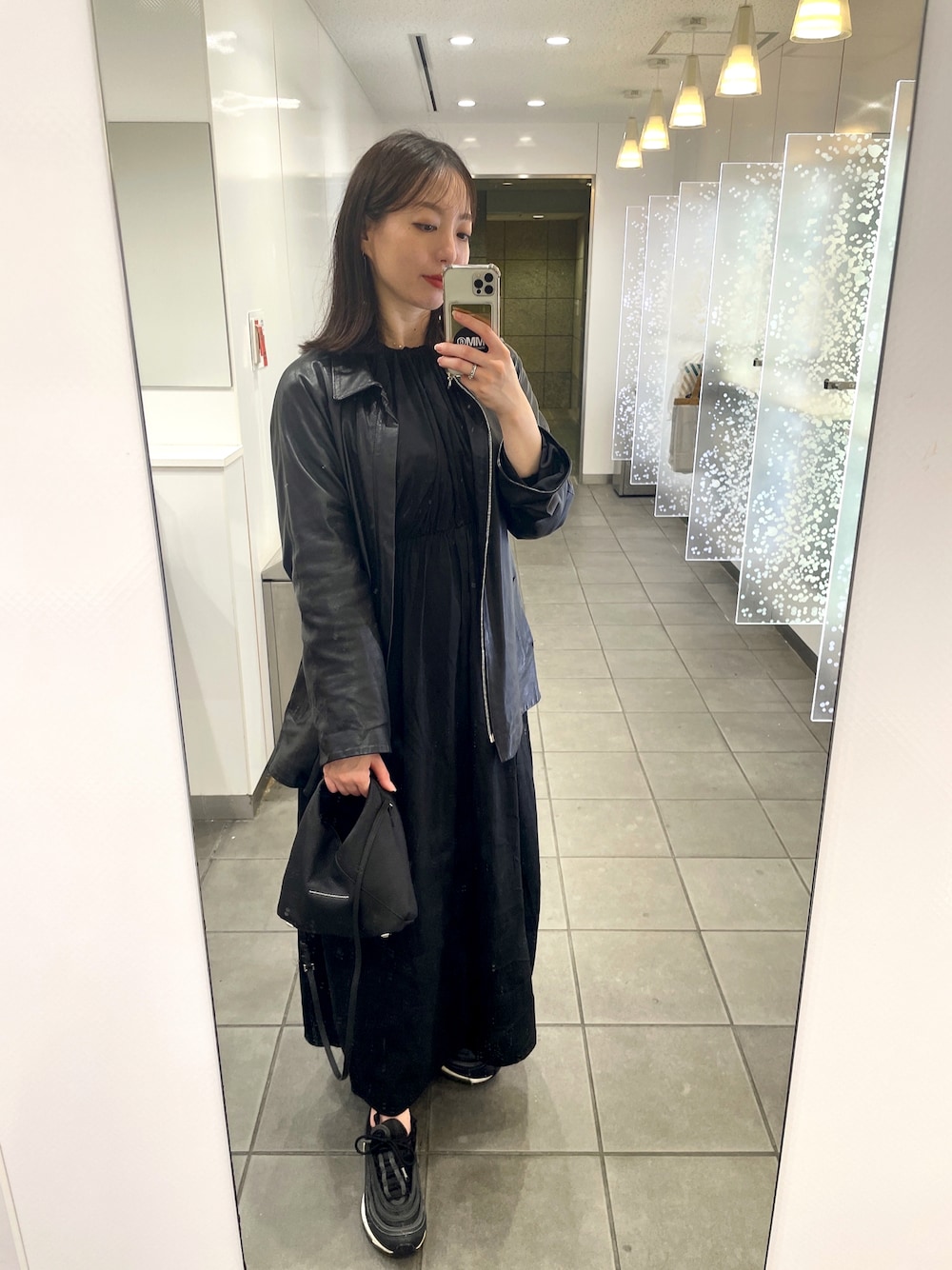 MAISON MARGIELA レザーショルダーバッグ ブラック 1697349214.jpg