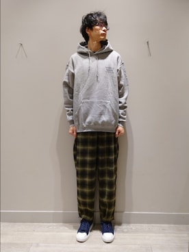 「バックプリント」｜「アイテム（スニーカー）」を使った、YASUIさん（メンズ・184cm）の秋コーディネート