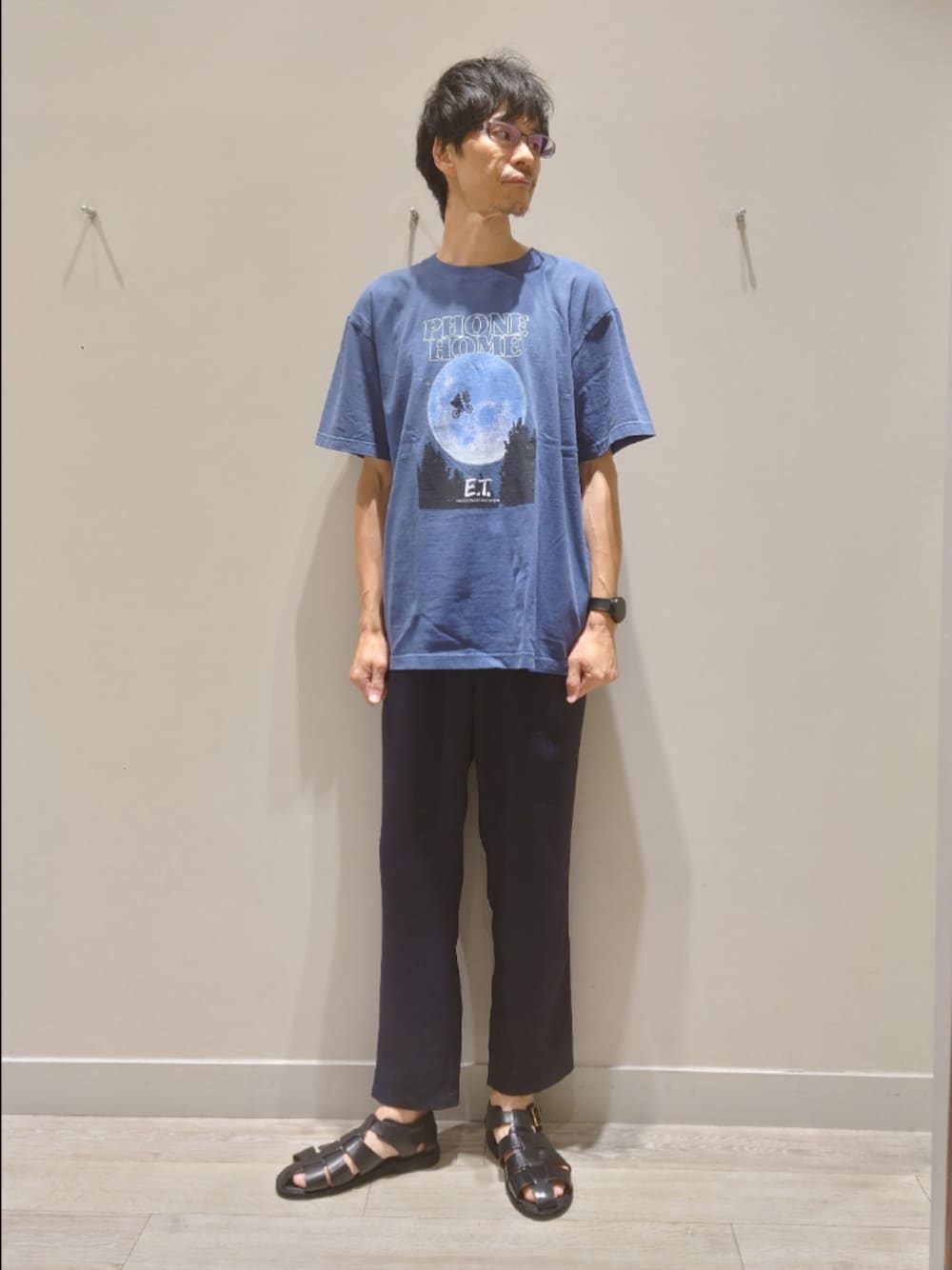 「ムービーTシャツ、フォトT、イージーパンツ、サンダル、グルカサンダル、カジュアルコーデ、お出かけコーデ、休日スタイル、休日コーデ、高身長コーデ、メガネ男子、E.T.」｜「GOOD ROCK SPEEDの【GOOD ROCK SPEED/グッドロックスピード】E.T. /BACK TO THE FUTURE /PULP FICTION/ロゴTEE / プリントTシャツ（Tシャツ/カットソー、ブルー系）」を使った、YASUIさん（メンズ・184cm）の夏コーディネートの1枚目の写真