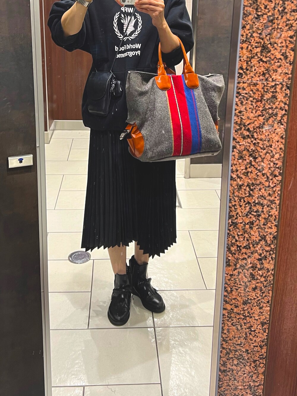 「秋服、ゆったりコーデ、オトナ女子」｜「CARVENのアイテム（トートバッグ、グレー系）」を使った、myranさん（レディース・173cm）の秋コーディネートの1枚目の写真