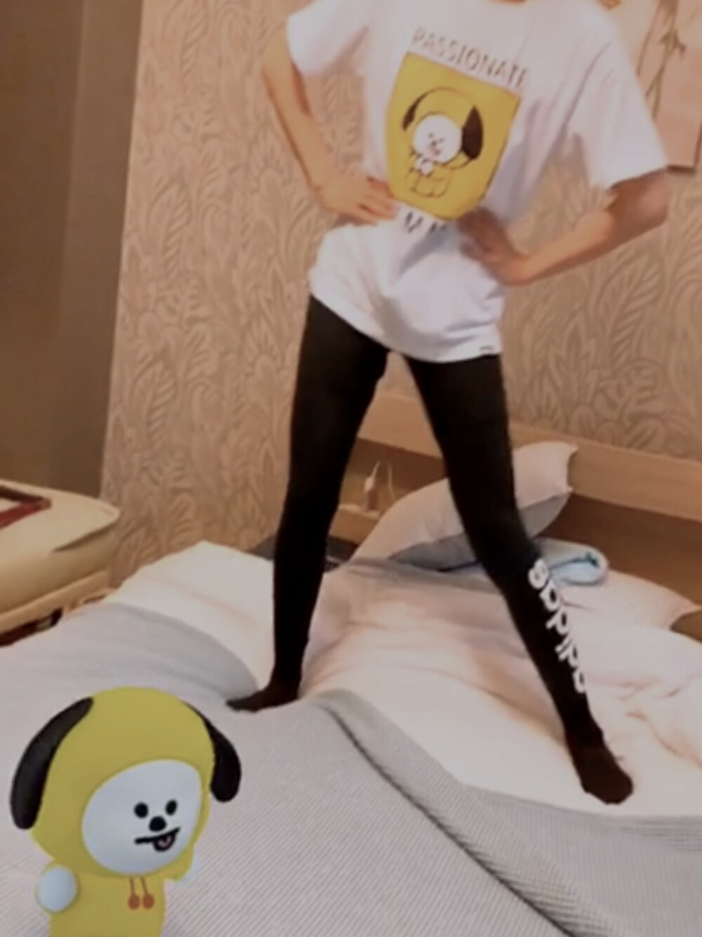 「BTS、韓国旅行」｜「BT21のアイテム（Tシャツ/カットソー、ホワイト系）」を使った、myranさん（レディース・173cm）の秋コーディネートの1枚目の写真
