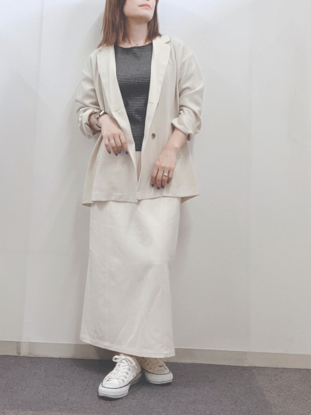 ブラック系のTシャツ/カットソー、ホワイト系のテーラードジャケット、ホワイト系のスカートを着用したレディースの春コーディネートの1枚目の写真