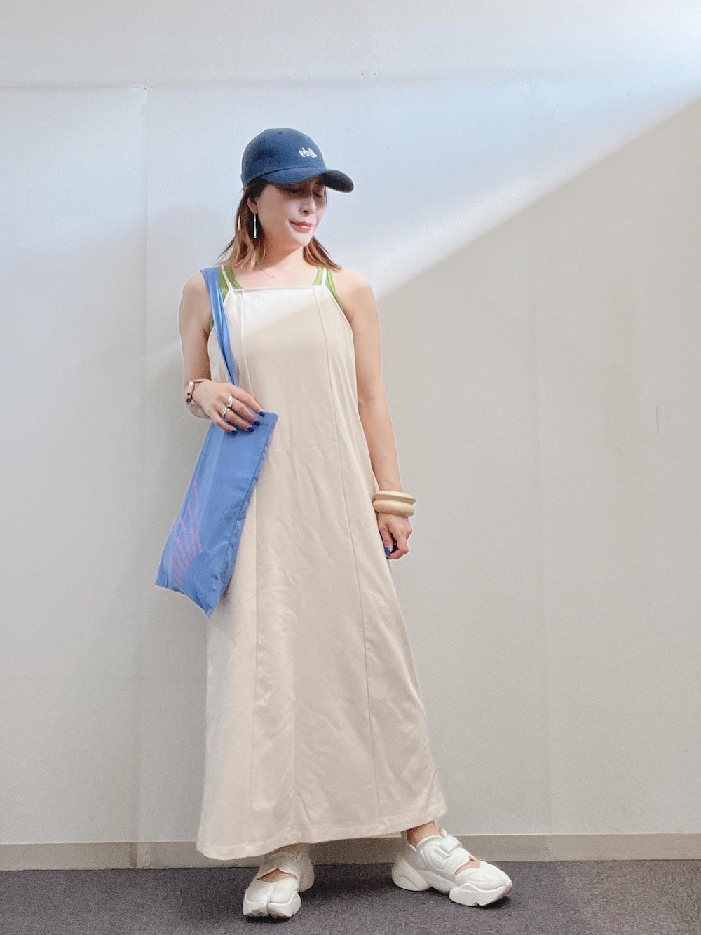 「夏コーデ、リラックススタイル、夏、春夏コーデ、ゆるコーデ、シンプルコーデ、オトナカワイイ、ラフ、ラフコーデ、グリーン、キャップ、ジャケット、ワントーンコーデ、ホワコ」｜「Kastaneの【新色追加】ポンチキャミワンピース（ワンピース、ホワイト系）」を使った、ナナさん（レディース・156cm）の夏コーディネートの1枚目の写真