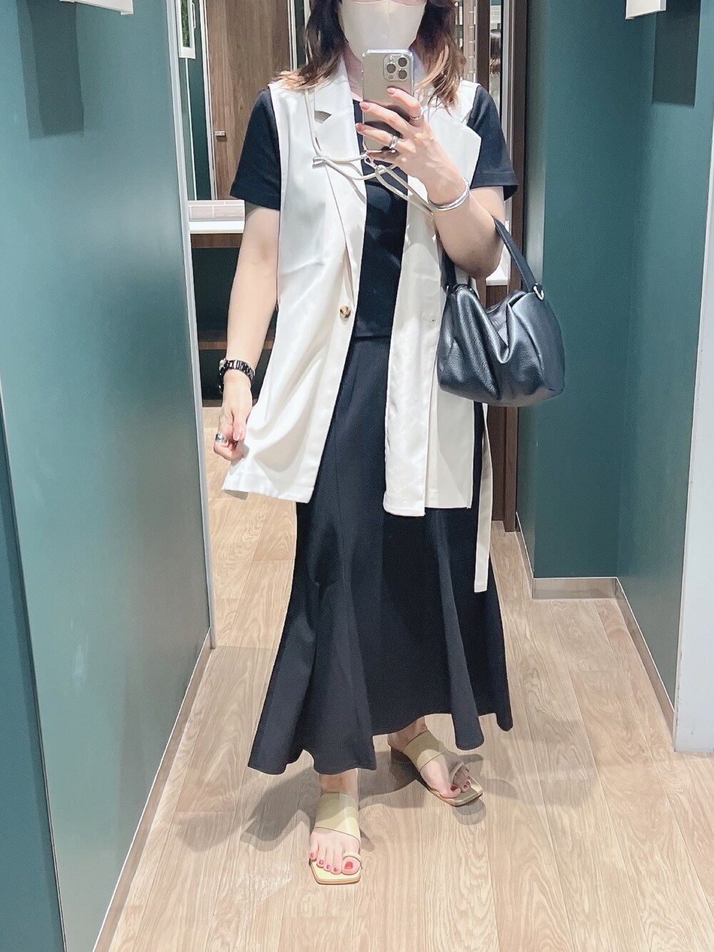 「休日コーデ、大人女子、シンプル、きれいめカジュアル、サンダル、アシメ、ジレ、スカート、マーメイドスカート、GU、ミニTシャツ、夏コーデ、モノトーン、Tシャツ」｜「LOWRYS FARMのアシメヒールサンダル　936982（サンダル、イエロー系）」を使った、ナナさん（レディース・156cm）の夏コーディネートの1枚目の写真