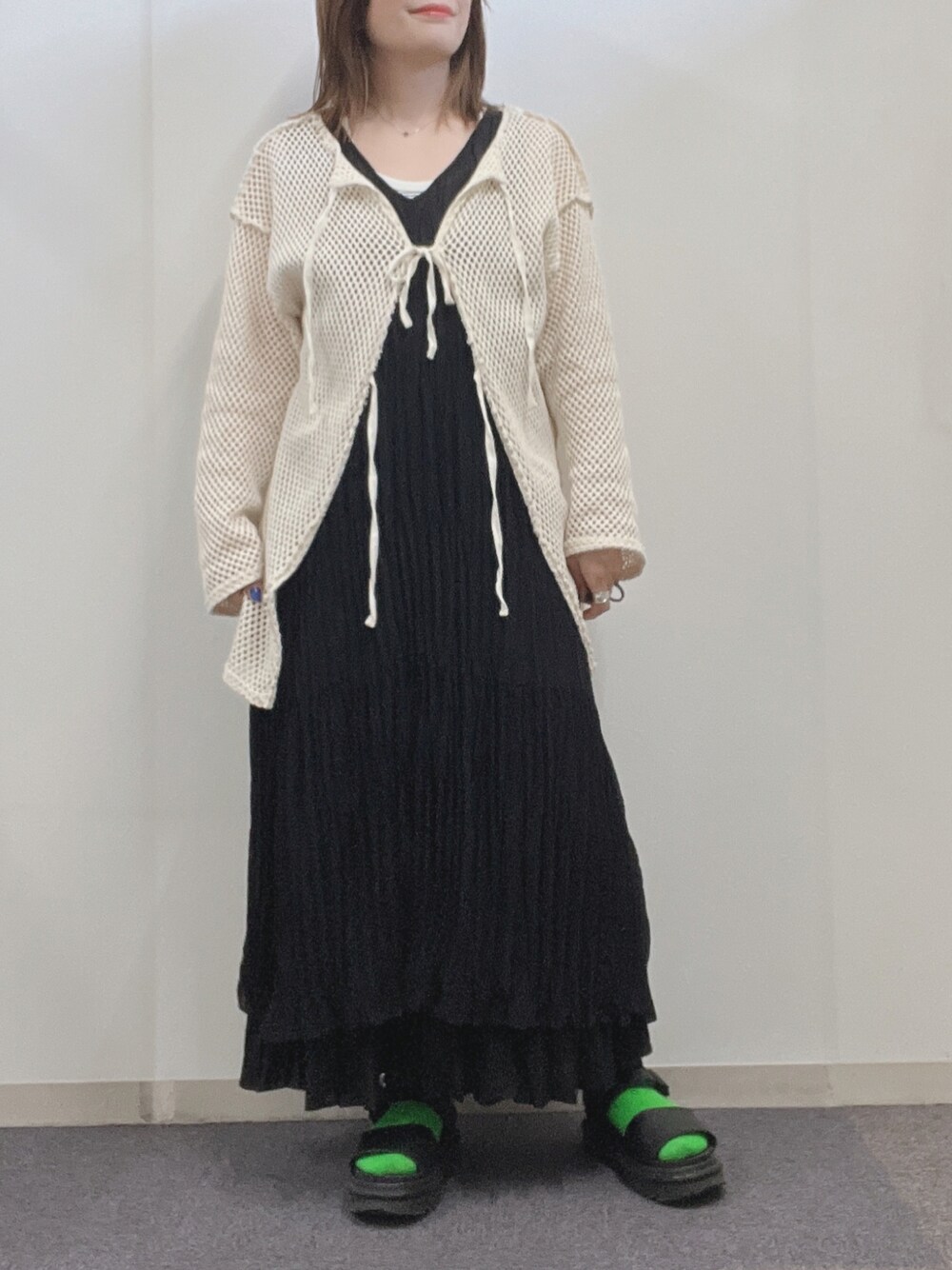 「ワンピース、ワッシャーワンピース、マーチン、サンダル、メッシュ、カーディガン、スカート、レイヤードスタイル、低身長女子、カラーソックス、重ね着、着回しコーデ、モノトーン、お洒落さんとつながりたい、ブラック」｜「Kastaneのメッシュ2WAYオーバーカーディガン（カーディガン/ボレロ、ベージュ系）」を使った、ナナさん（レディース・156cm）の春コーディネートの1枚目の写真