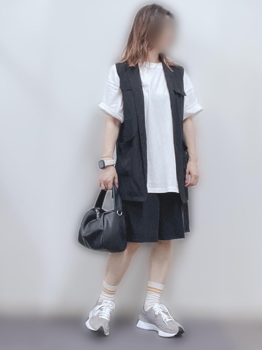 「楽チンコーデ、ootd、大人カジュアル、モノトーンコーデ、カジュアルコーデ、ベスト、短パン、少年コーデ、シンプル、シンプルコーデ、カジュアル、ラフコーデ、ラフ」｜「coenのソフトフェイクレザーミニバッグ（ショルダーバッグ、ブラック系）」を使った、ナナさん（レディース・156cm）の夏コーディネートの1枚目の写真