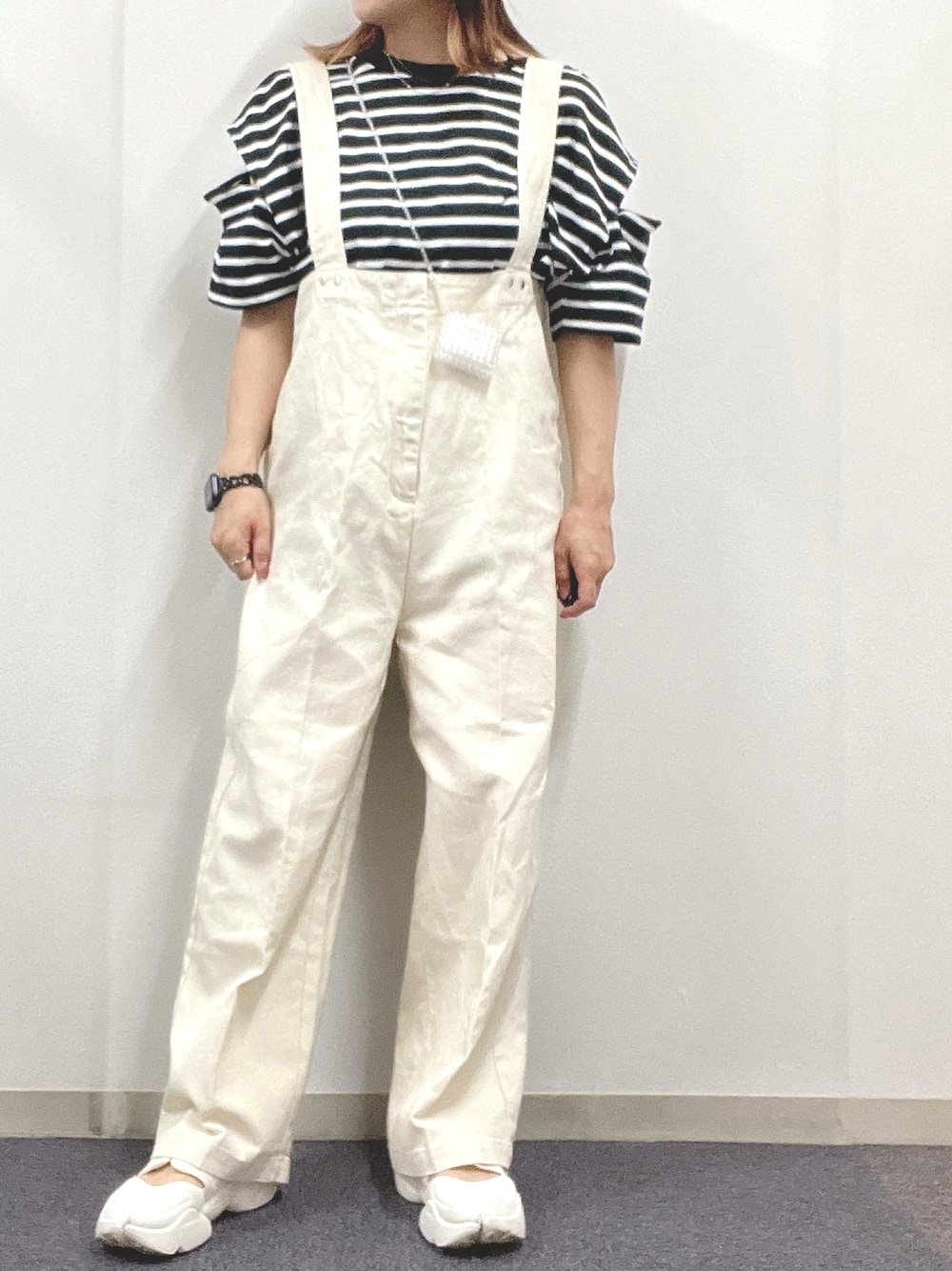 「大人かわいい、きれいめカジュアル、サロペット、おしゃれさんと繋がりたい、オトナカワイイ、ボーダー、ボーダートップス、ナチュラル、アクアリフト、大人コーデ、モノトーンコーデ」｜「DISCOATのコットンツイルサロペット（サロペット/オーバーオール、ホワイト系）」を使った、ナナさん（レディース・156cm）の夏コーディネートの1枚目の写真