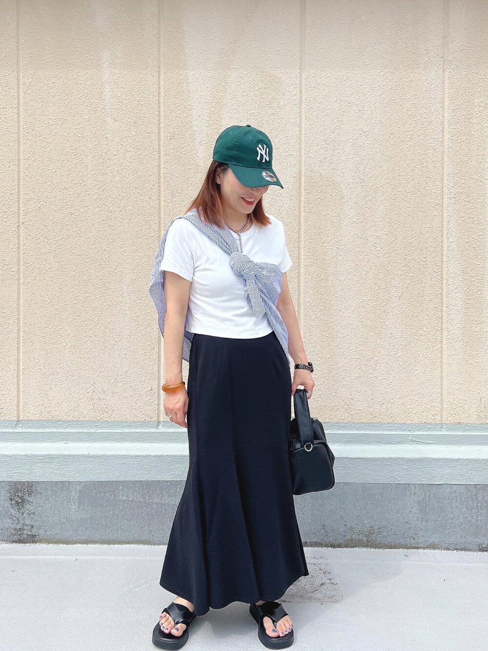 「夏コーデ、休日スタイル、オトナ女子、カジュアル、おしゃれさんと繋がりたい、モノトーン、白Tシャツ、GU、たすき掛け、靴下屋、スカート、マーメイドスカート、シンプル、ゆるコーデ、カジュアルコーデ」｜「coenのソフトフェイクレザーミニバッグ（ショルダーバッグ、ブラック系）」を使った、ナナさん（レディース・156cm）の夏コーディネートの1枚目の写真