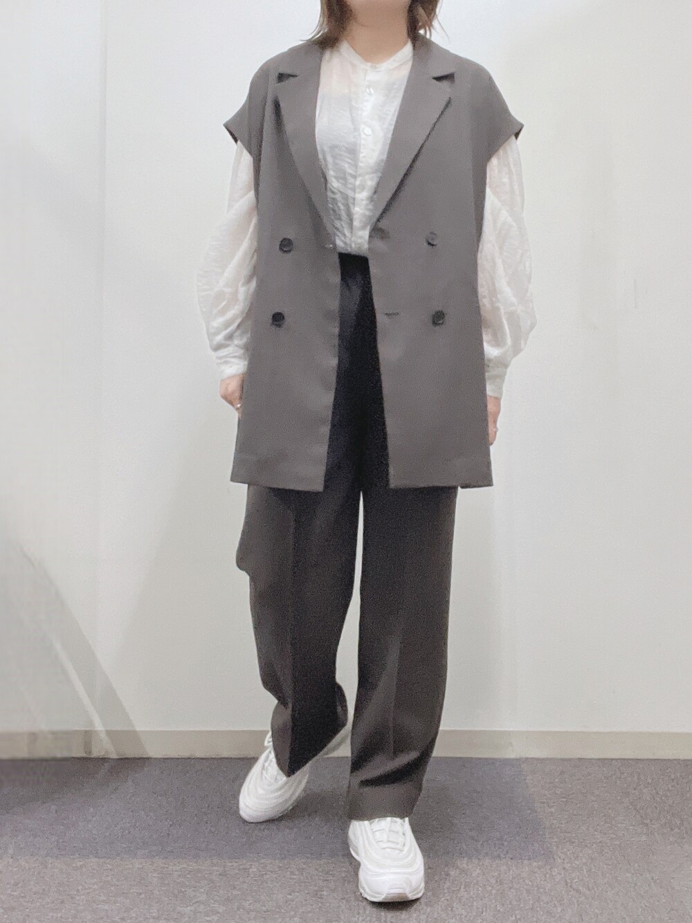 「はじめましてコーデ、オトナカジュアル、春、セットアップ、ジレ、ジレスタイル、ジレコーデ、シャツコーデ、お洒落さんとつながりたい、ootd、ベスト、春夏コーデ、オトナ女子、おしゃれになりたい」｜「LOWRYS FARMのアムンゼンベルトツキベスト　259733（その他アウター、グレー系）」を使った、ナナさん（レディース・156cm）の春コーディネートの1枚目の写真