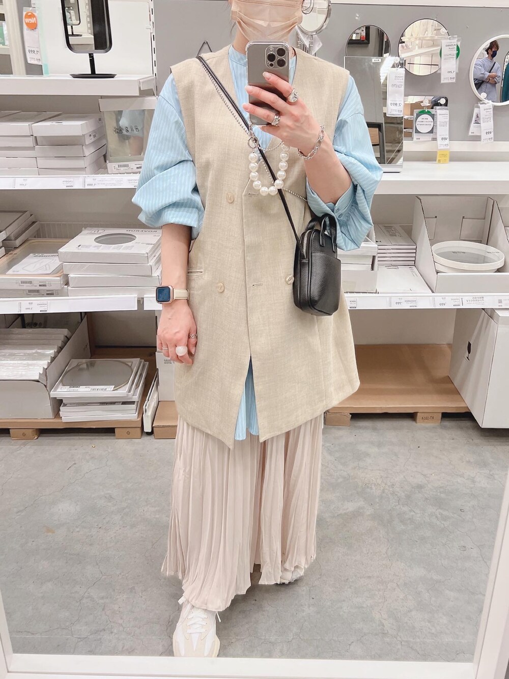 「春夏コーデ、キレイめ、カジュアル、きれいめカジュアル、ボリューム袖、ootd、グリーン、シャツスタイル、ビッグシルエット、ベスト、ニューバランス、スニーカー、パフスリーブ、プリーツスカート」｜「Kastaneの【SETUP対応】SETUP BIGベスト（ベスト、グレー系）」を使った、ナナさん（レディース・156cm）の春コーディネートの1枚目の写真